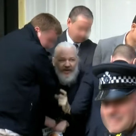 Momento de la detención de Julian Assange. - RT (Youtube)