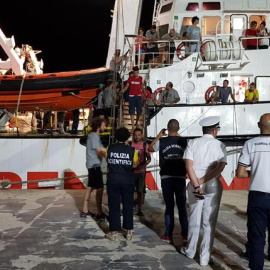 Imagen del desembarco del Open Arms en el puerto de Lampedusa. EFE/EPA