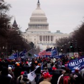 Milers de seguidor de Trump assalten el Capitoli per aturar la votació que havia de confirmar la victòria de Biden