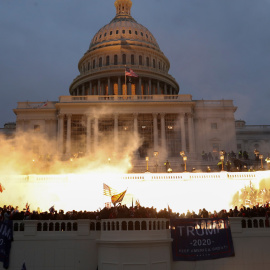 Una explosión en el capitolio durante los disturbios por las protestas de los seguidores de Trump