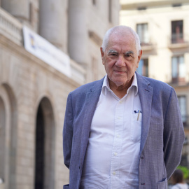 Ernest Maragall fotografiat a la plaça Sant Jaume davant l'Ajuntament de Barcelona.