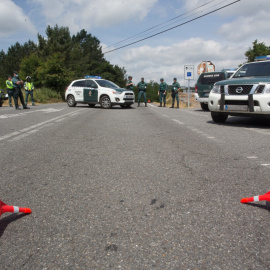 Agentes de la Guardia Civil en el tramo de la carretera LU-633, en el término municipal de Portomarín (Lugo), donde han sido movilizados también el 061, los Bomberos de Chantada, GES de Monterroso y Protección Civil y TEDAX después del accidente en e