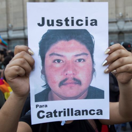 Manifestantes participan de las protestas durante la conmemoración del primer aniversario del asesinato del comunero mapuche Camilo . Archivo.