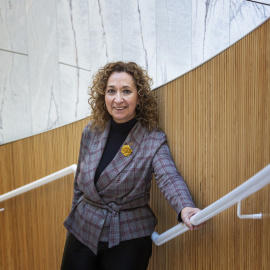 La consellera de Justícia, Ester Capella, fotografiada a les escales de la nova seu del Departament a la Zona Franca.