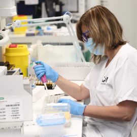 31/05/2022-Una técnico de laboratorio trabaja con pruebas PCR para detectar la viruela del mono en el Laboratorio de Microbiología del Hospital público Gregorio Marañón, a 31 de mayo, en Madrid