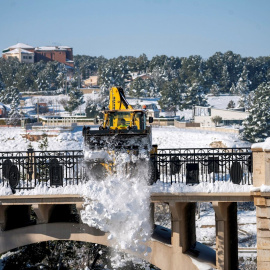 Una maquina retira nieve acumulada en el viaducto viejo de Teruel.