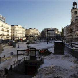 Vista de la nieve que permanece en la Puerta del Sol este martes en Madrid donde los colegios permaneces cerrados los , supermercados desabastecidos y los hospitales intentando recuperar la normalidad tras días de aislamiento por el temporal Filomena, cu