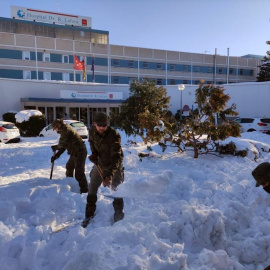 Efectivos del ejército de El Goloso retiran la nieve acumulada en los accesos del hospital Dr. R. Lafora, un centro situado en la zona norte de la Comunidad de Madrid que atiende a pacientes que precisan hospitalización psiquiátrica breve.