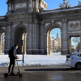 Un hombre circula con su patinete eléctrico por la madrileña calle Alcalá tras el paso de la borrasca Filomena.