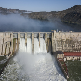 La presa de Mequinensa desembassant aigua