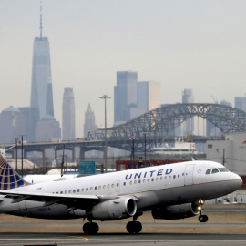 Un avión de la aerolínea United Airlines del aeropuerto de Newark, en Nueva York, en diciembre de 2019. REUTERS/Chris Helgren