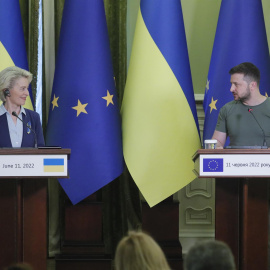 La presidenta de la Comisión de la UE, Ursula von der Leyen (izquierda), y el presidente de Ucrania, Volodymyr Zelensky (derecha), informan a la prensa tras su reunión en Kyiv, Ucrania, el 11 de junio de 2022.