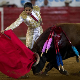 La torera mexicana Lupita López durante una corrida de toros en la Plaza México, el 4 de marzo de 2012 en la Ciudad de México.