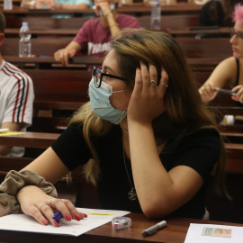 Pla curt d’una estudiant escoltant les indicacions abans de començar les PAU a la Facultat d’Economia i Empresa de la UB.