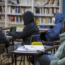 Alumnos con mantas y ropa de abrigo en las aulas por el frío extremo