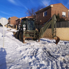 Una excavadora de la Brigada Extremadura XI del Ejército ayuda en la retirada de la nieve y el hielo de una calle de Guadalajara este jueves, tras el paso del temporal Filomena.