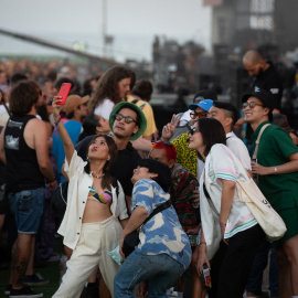 Un grupo de personas durante la cuarta jornada del Festival Primavera Sound Barcelona, en Sant Adriá de Besòs, a 9 de junio de 2022, en Barcelona.