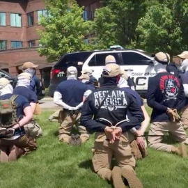 12/06/2022 La Policía de Idaho custodia al grupo de 31 personas detenidas pertenecientes a Patriot Front