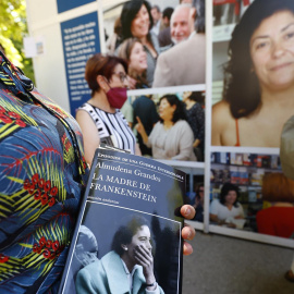 Lectores esperan este sábado para leer fragmentos de una de las obras de Almudena Grandes durante un homenaje a la escritora en el parque del Retiro