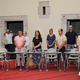 Cientos de concejales, cargos públicos, empleados municipales y ciudadanos de distintos concejos asturianos han guardado hoy un minuto de silencio en recuerdo del concejal de IU de Llanes Javier Ardines. EFE