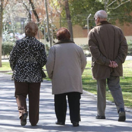 Unos pensionistas pasean por un parque en Madrid. E.P.