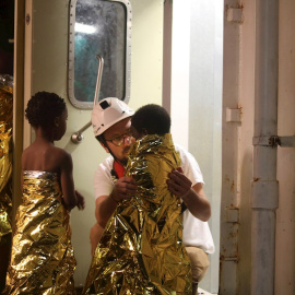 Dos de los niños rescatados por el buque de búsqueda y salvamento Ocean Viking, La madrugada de este domingo en el Mediterráneo central. EFE