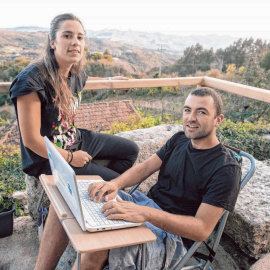 23/06/2022 - Imagen de archivo de Edo Sadikovic y María Rodríguez, dos nómadas digitales que trabajan en una zona rural de Galicia.