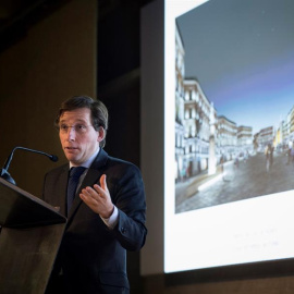 El alcalde de Madrid, José Luis Martínez-Almeida, durante la presentación de la remodelación de la Puerta del Sol, que supondrá la peatonalización de esta emblemática plaza. EFE/Luca Piergiovanni