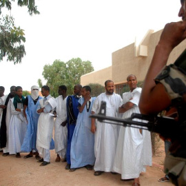 Ciudadanos mauritanos hacen cola en un colegio electoral, en Nouakchott, en una foto de archivo. | EFE