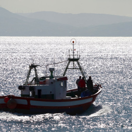 27/01/2020.- Un barco de pescadores sale del puerto de Tarifa (Cádiz) en busca de los tripulantes desaparecidos del pesquero Rúa Mar. / EFE - A. CARRASCO RAGEL