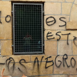 Pintadas racistas en la fachada del centro que acogerá a migrantes en Irún./Antxeta Irratia/TWITTER