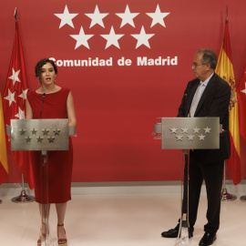 La Presidenta de la Comunidad de Madrid, Isabel Díaz Ayuso, y el Consejero de Educación, Universidades, Ciencia y Portavoz del Gobierno, Enrique Ossorio, comparecen este lunes en rueda de prensa.