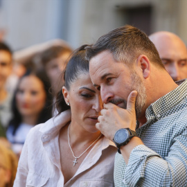 El presidente de Vox, Santiago Abascal, y la candidata de Vox a la Presidencia de la Junta, Macarena Olona, en un acto público en Córdoba el 4 de junio.