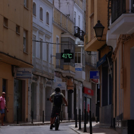 Varias personas caminan por las calles de Badajoz con temperaturas por encima de los 40ºC en la primera ola de calor del año.