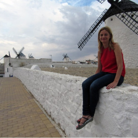 Ana Belén Pintado, junto a uno de los molinos de viento de su pueblo, Campo de Criptana (Ciudad Real).- LAURA FIGUEIREDO