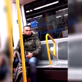 Un hombre suelta insultos racistas a una mujer en el metro de Madrid.