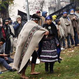 19/05/2022 - Varias personas participan en un acto cultural en defensa de los "presos políticos" mapuches este martes, frente a una cárcel de Temuco (Chile).