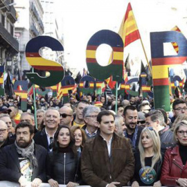 Detalle de la cabecera de la manifestación de Jusapol en Barcelona, el 20 de enero, de 2018, con la plana mayor de Ciudadanos en el centro de la pancarta principal.