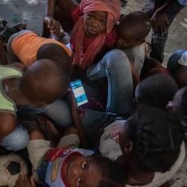 19/05/2022 - Imagen de varios niños haitianos que juegan con el móvil y no asisten al colegio, el 17 de mayo de 2022, en un albergue para refugiados en la comuna de Tabarre, distrito de Puerto Príncipe (Haití).