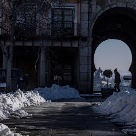 Un hombre camina entre la nieve acumulada en Toledo donde hoy se han registrado -10 grados bajo cero .