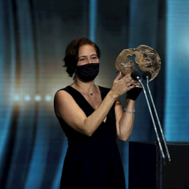 16/01/2021. La productora Valerie Delpierre tras recibir el premio a Mejor largometraje de ficción o animación por 'Las Niñas' durante la entrega de los Premios Forqué. - EFE