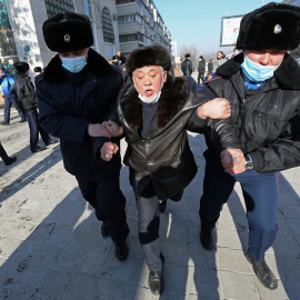 10/01/2021. Un manifestante de la oposición es detenido por las fuerzas de seguridad de Kazajistán el día de las elecciones parlamentarias, este 10 de enero. - Reuters