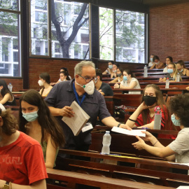 Un profesor reparte un examen de las PAU en la Facultad de Economía de la UB. - (Maria Belmez  ACN)