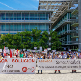 Los trabajadores de Abengoa, durante la concentración en la sede Palmas Altas de Sevilla para reivindicar a la Sociedad Estatal de Participación Industrial (SEPI) que culmine el proceso de refinanciación de la compañía. E.P./Eduardo Briones