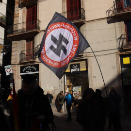 Bandera del partit ultradretà FNI-PNSOE en un acte de Vox a Barcelona.