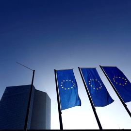 Bandera de la UE delante de la sede del BCE en Fráncfort. REUTERS/Kai Pfaffenbach