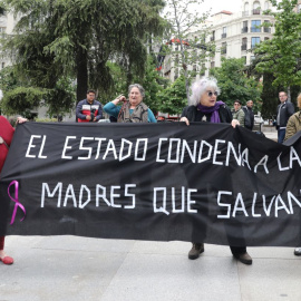 Varias mujeres con una pancarta que reza 'El estado condena a las madres que salvan' en una manifestación para apoyar a María Salmerón, en la Plaza de Cibeles, a 4 de mayo de 2022, en Madrid.