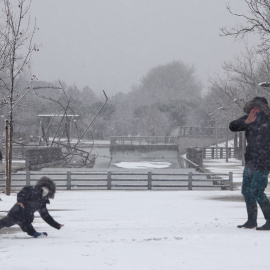 07/01/2021.- Niños juegan con la nieve en el Parque Juan Carlos I tras el paso de la borrasca Filomena, en Madrid. Eduardo Parra / Europa Press