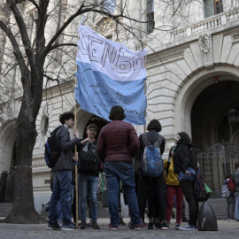 13/06/2022 - Imagen de archivo de estudiantes en una manifestación frente al Colegio Nacional Buenos Aires, (Argentina).