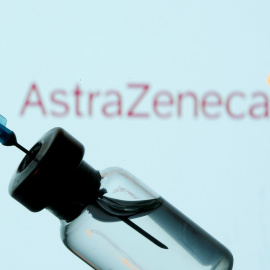 Un vial de AstraZeneca.